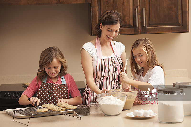美国，犹他州，Lehi，母亲和女儿在厨房烘焙(10-11)图片素材