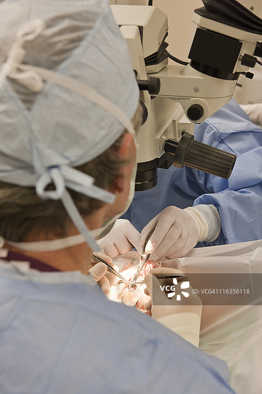 外科技术人员与外科医生一起切割缝合线图片素材