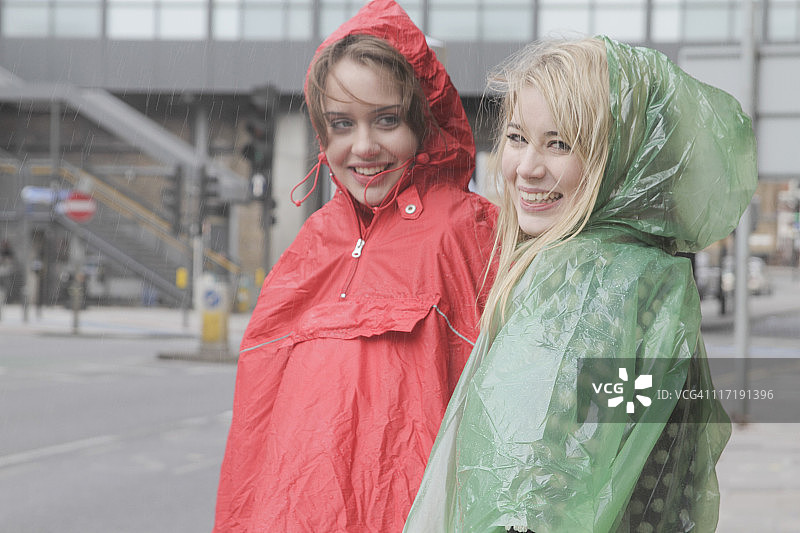 两个穿着雨衣的年轻女人图片素材