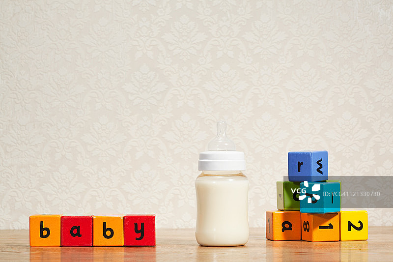 婴儿牛奶和字母积木图片素材