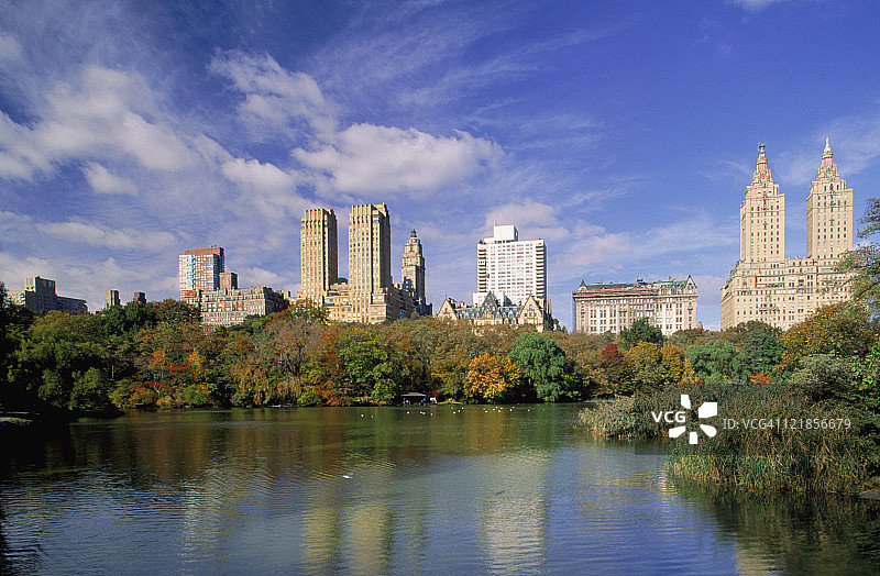 从纽约湖上看中央公园西的建筑图片素材