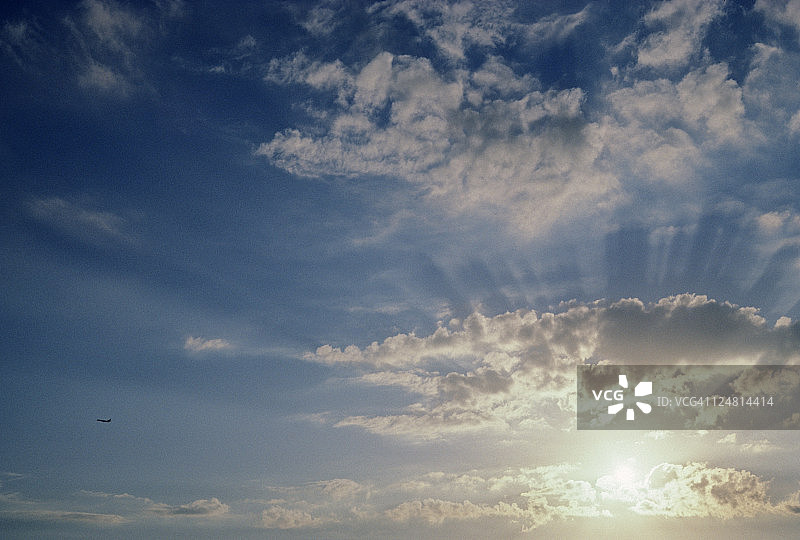 夏威夷，阳光透过云层，小飞机在远处图片素材