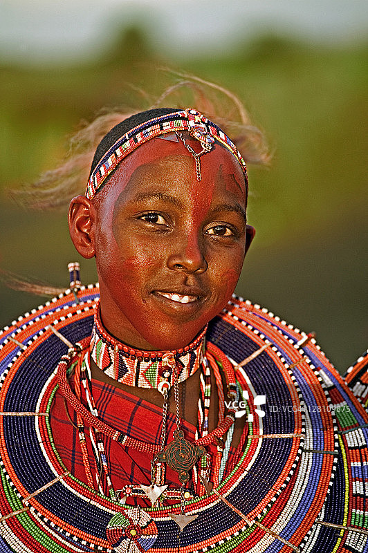 马赛人。马赛妇女戴的流行项链，大而扁平的圆盘围绕在脖子上，由一排排的珠子穿在铁丝上，用牛皮条固定和间隔。Grace Sitayo的肖像。肯尼亚安博塞利附近图片素材