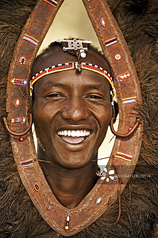 马赛人。Moran(战士)，Mepukori Solonka，鸵鸟羽毛头饰。肯尼亚安博塞利国家公园附近图片素材