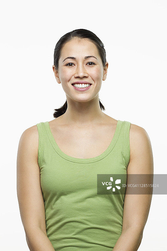 一个微笑的年轻女子的肖像图片素材