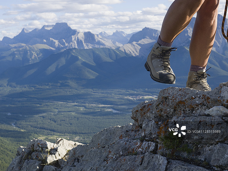加拿大，亚伯达，班夫国家公园，徒步旅行者腿上的岩石山脊图片素材