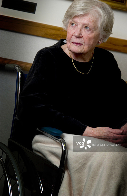 轮椅上的老年妇女图片素材