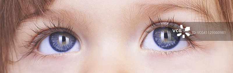 Close up of baby girlÃs blue eyes图片素材