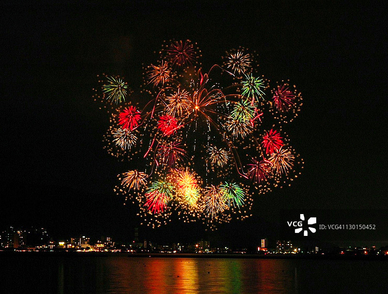 日本Suwa湖上的烟花。图片素材
