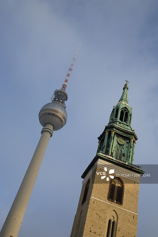 电视塔和玛丽恩教堂的塔尖，在米特区，德国柏林，欧洲图片素材