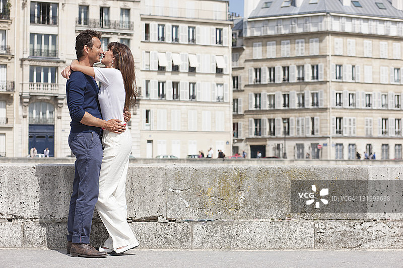 一对情侣在亲吻，巴黎，法兰西岛图片素材