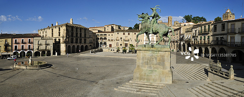 欧洲，西班牙，埃斯特雷马杜拉，特鲁希略，市长广场与弗朗西斯科·皮萨罗纪念碑图片素材