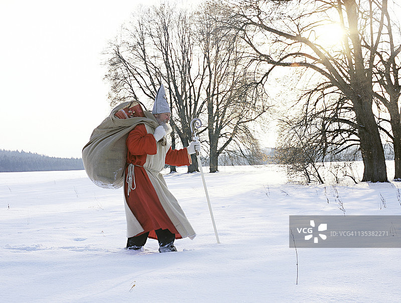 圣尼古拉斯漫步在冬日的风景中图片素材