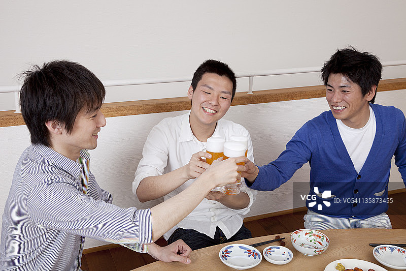 三个男人在家庭聚会上敬酒图片素材