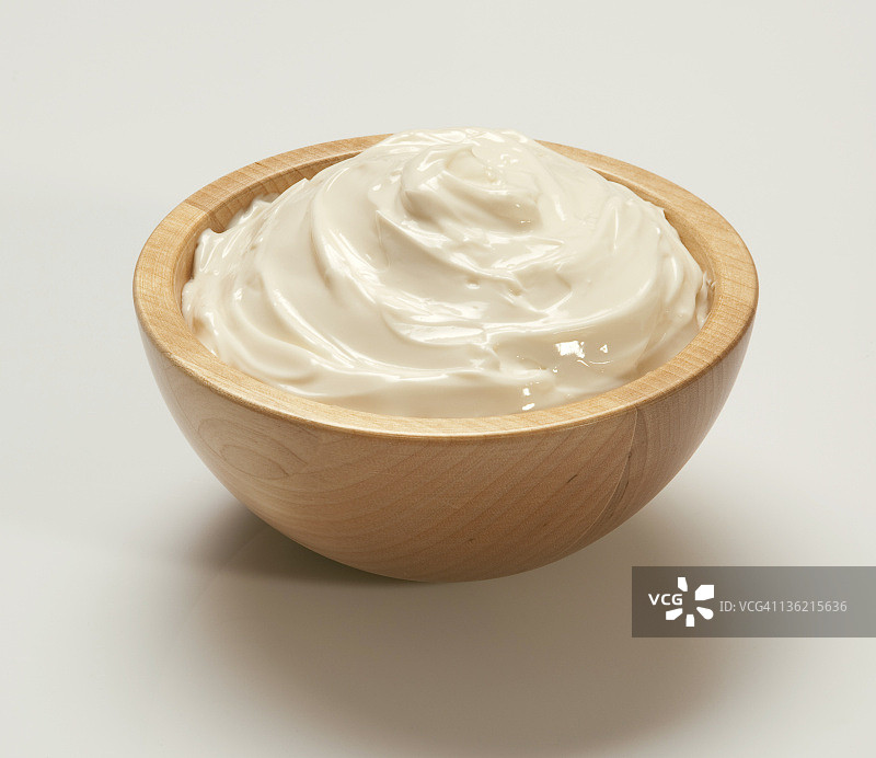 鲜奶油放在白色的木碗里图片素材