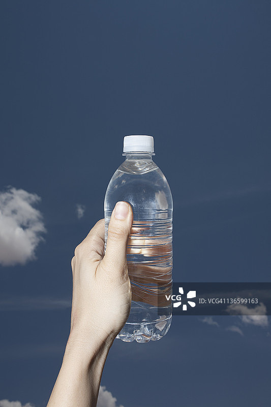 美国，纽约州，天空下，女人手握水瓶图片素材