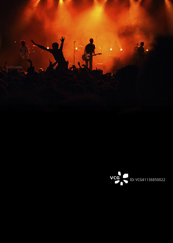 摇滚音乐会中乐队和音乐会观众的剪影图片素材