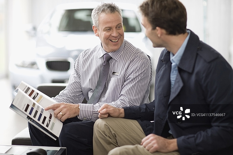 汽车销售员与顾客交谈图片素材