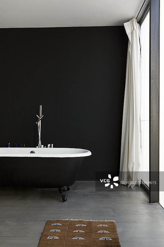 带浴缸的现代浴室图片素材