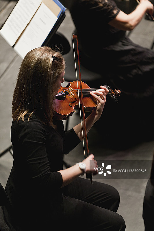 管弦乐队小提琴手图片素材