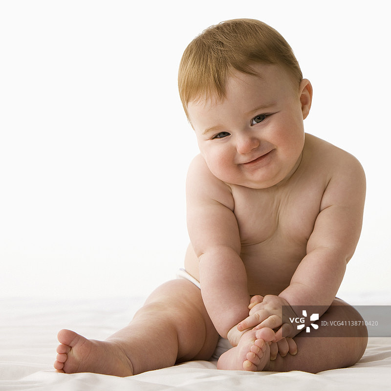 微笑着，胖乎乎的白人男婴图片素材