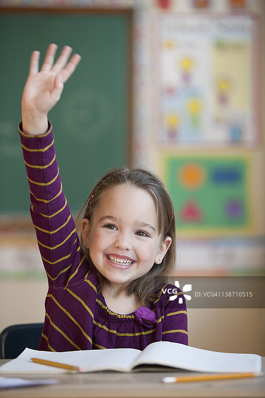 白人女孩在教室举手图片素材