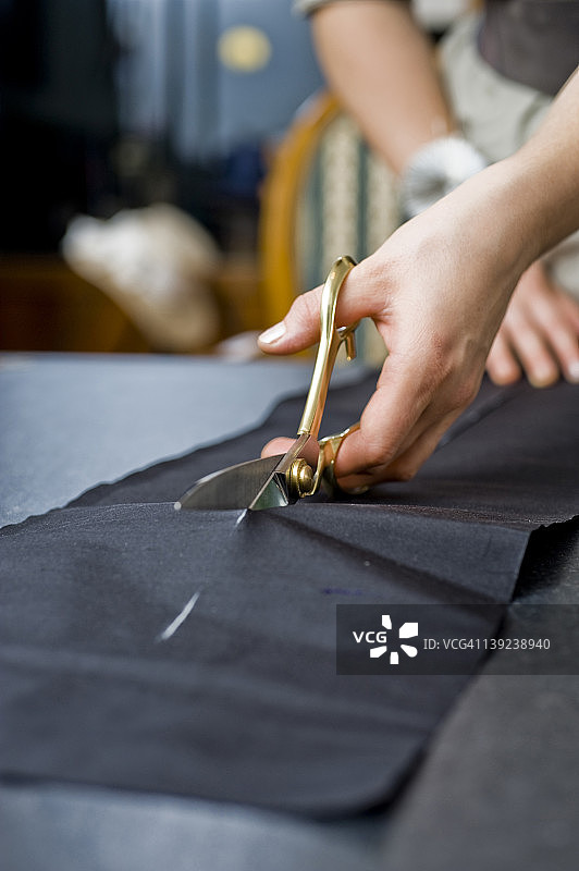 女裁缝用剪刀工作图片素材