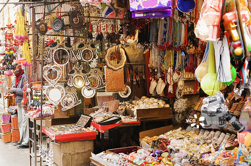 印度北阿坎德邦Haridwar街头市场上出售的产品图片素材