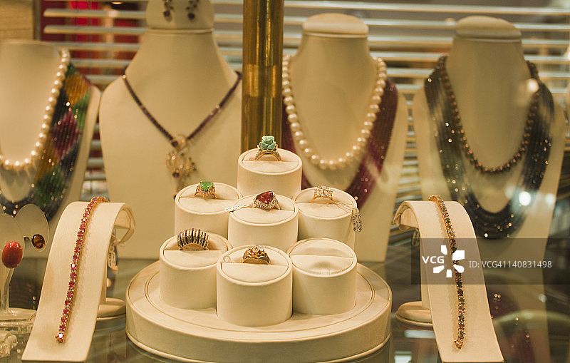 印度新德里一家珠宝店陈列的珠宝图片素材