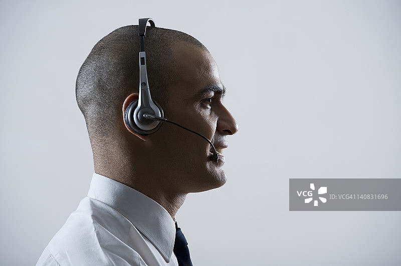 一个戴着耳机的客户服务代表的特写图片素材