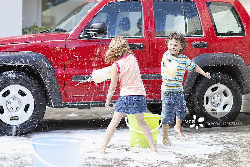 孩子们在玩耍和洗车图片素材