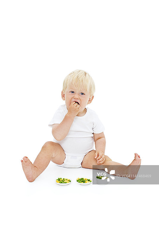 小男孩吃豌豆的照片图片素材