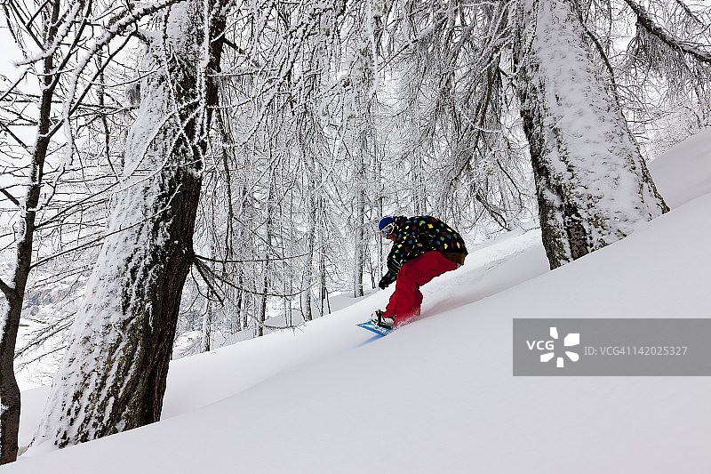在雪地里玩滑雪板图片素材
