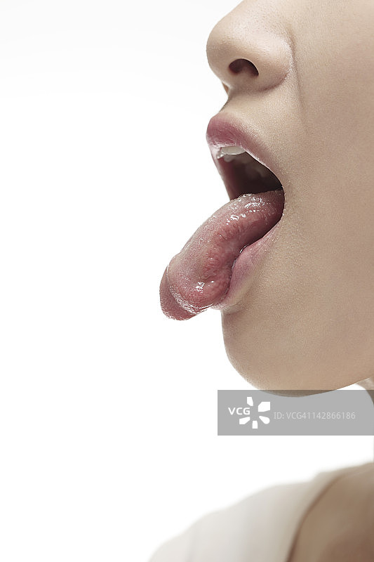 年轻女子拉着她的舌头，特写图片素材