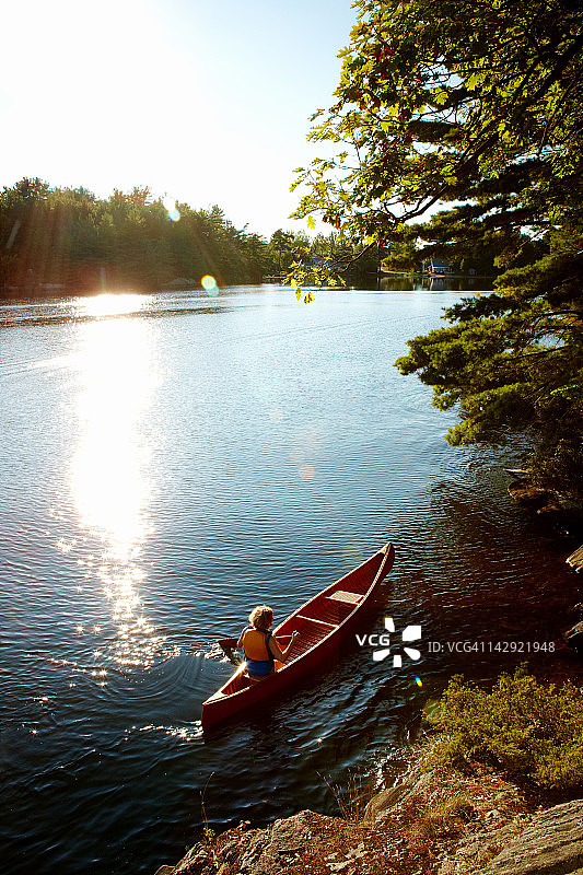 湖上的红独木舟图片素材