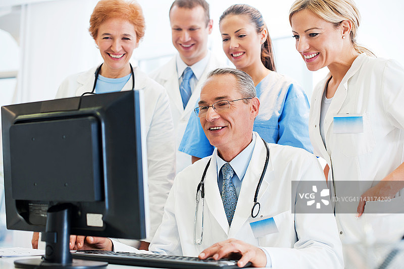 一群医生在看电脑。图片素材