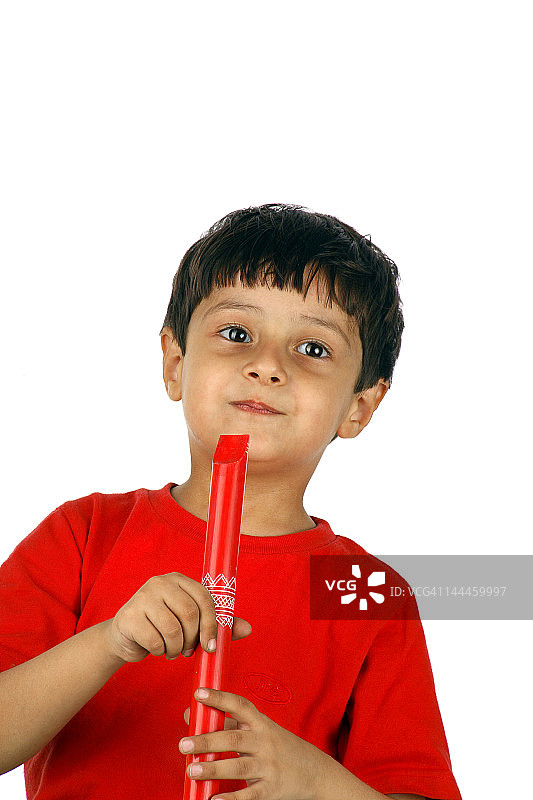 吹笛子的男孩图片素材