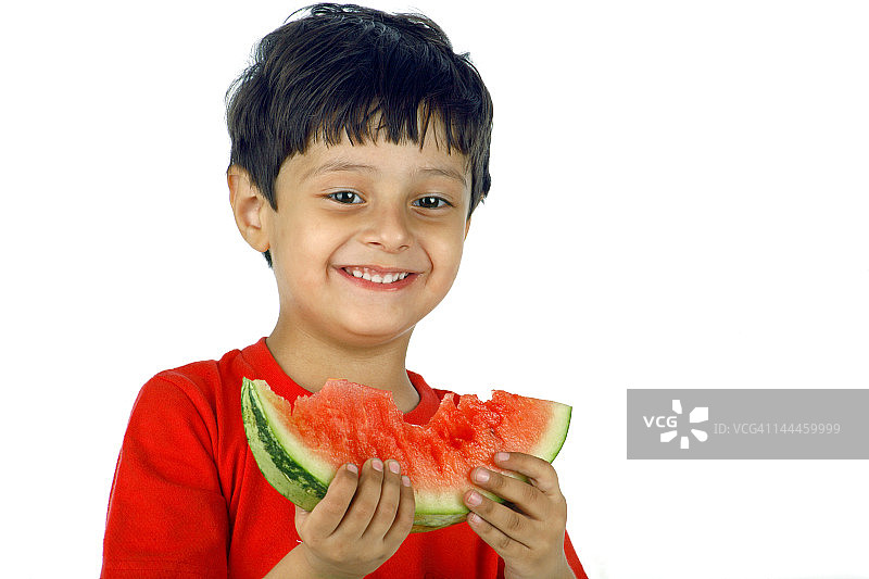 吃西瓜的男孩图片素材