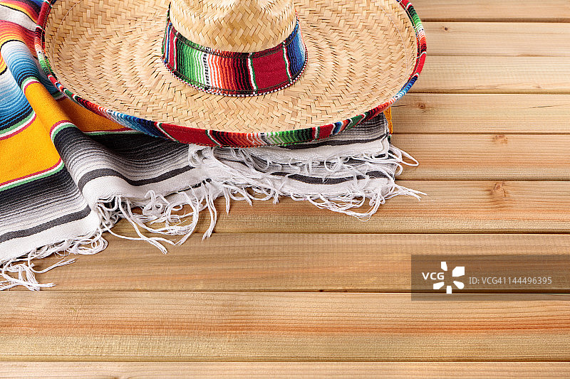墨西哥毛毯，宽边帽和沙球图片素材