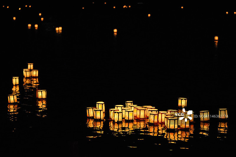 仙州池塘的浮灯图片素材