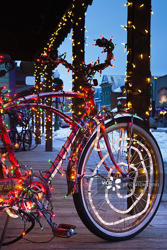 自行车被彩灯覆盖图片素材