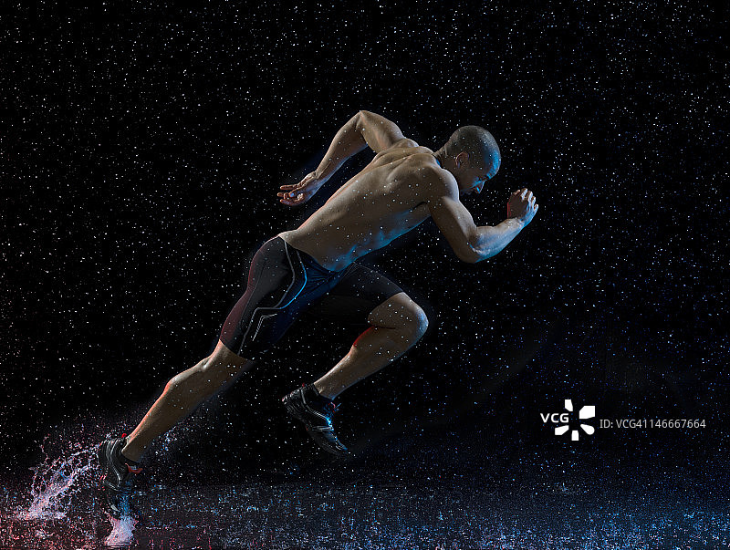 运动员在雨中奔跑图片素材