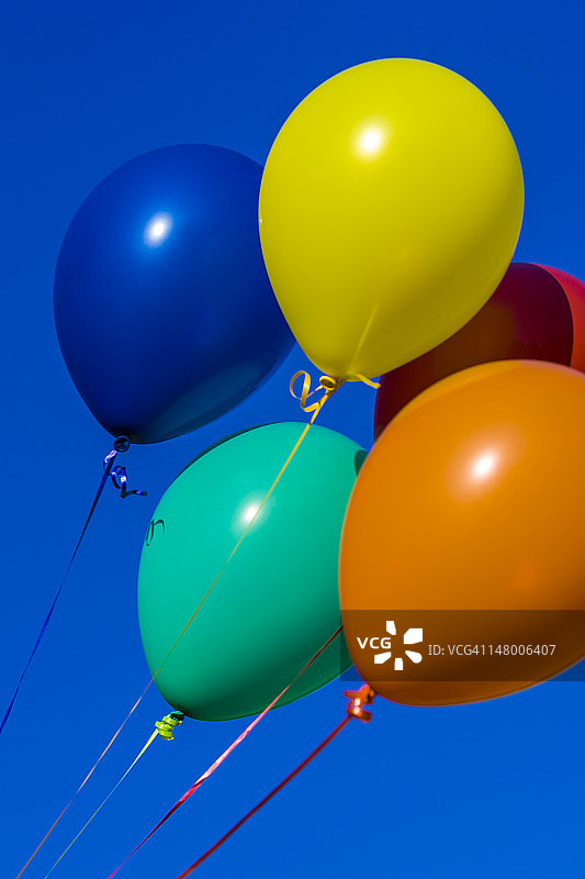 五颜六色的气球映衬着蓝天图片素材
