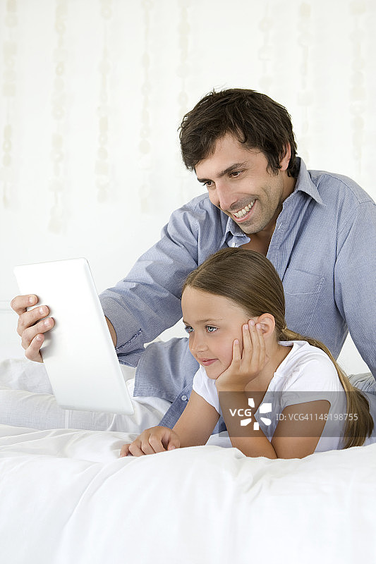 父亲和女儿使用平板电脑图片素材