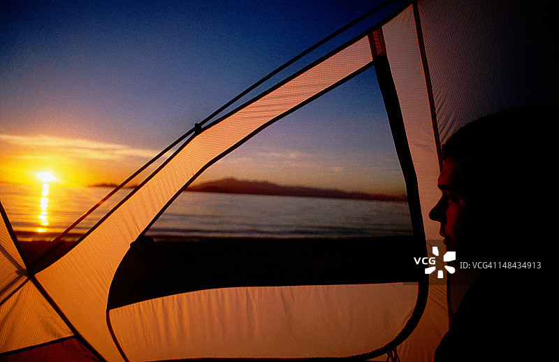 帐篷里的科尔特斯海日落。图片素材