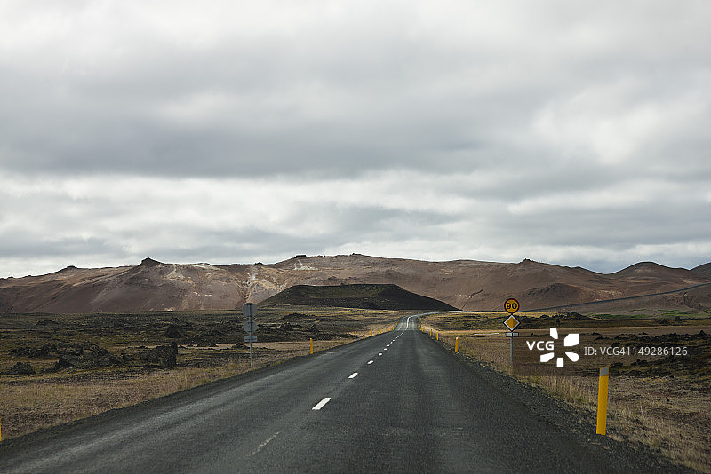 冰岛，公路蜿蜒穿过贫瘠的土地图片素材