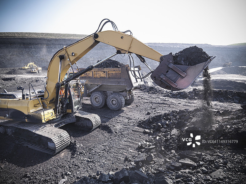 矿工用挖掘机从露天煤矿举煤图片素材