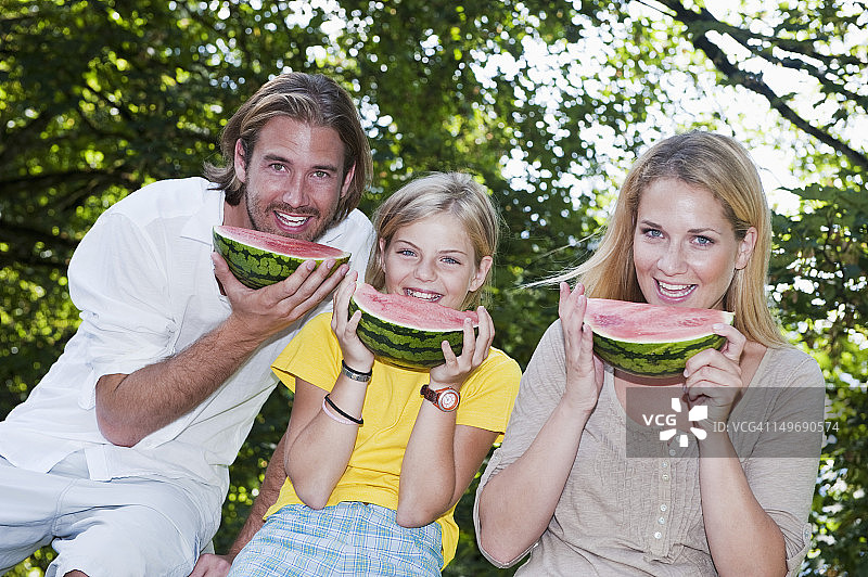 奥地利萨尔茨堡县，一家人吃西瓜图片素材
