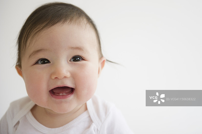 微笑的亚洲女婴图片素材