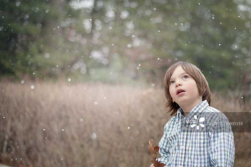 孩子站在雪中图片素材